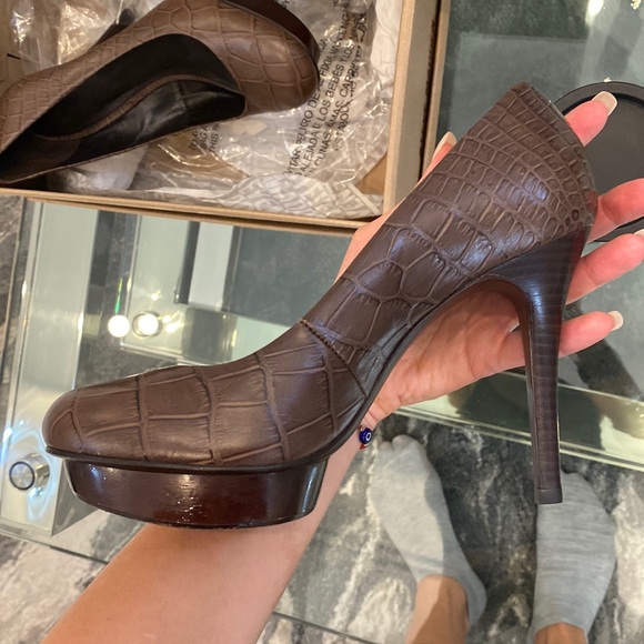 Tory Burch Brown Croc Embossed Leather Pumps - Picture 2 of 6